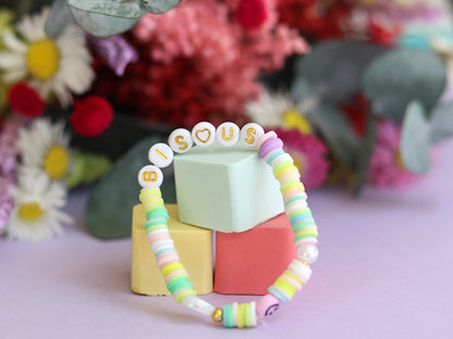 Bracelet fait main avec le mot Bisous en perles lettres