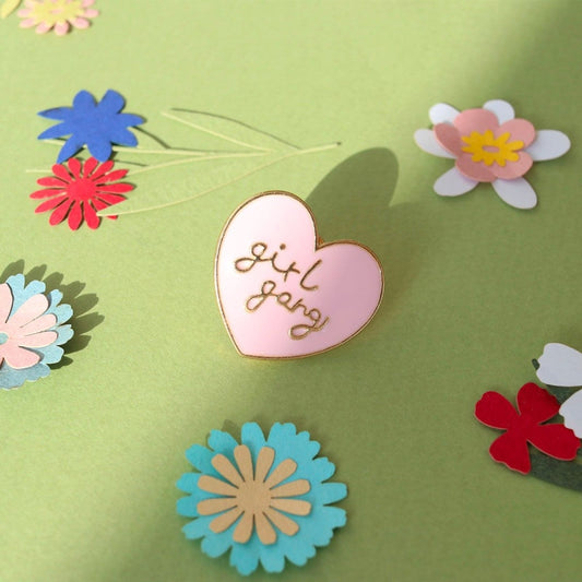 Broche Pin’s Girl Gang Émaillé – Accessoire Féministe Fun & Vintage LA PETITE EPICERIE