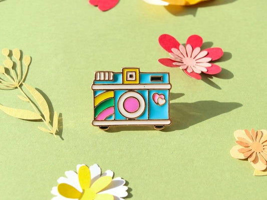 Broche Pin’s Appareil Photo Émaillé – Accessoire Vintage & Créatif LA PETITE EPICERIE