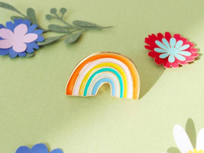 Broche Pin’s Rainbow Émaillé – Accessoire Coloré & Vintage LA PETITE EPICERIE