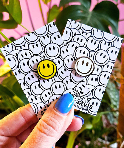 Pin Smiley Blanc – Broche Émaillée Kawaii & Pop Culture Studio Inktvis B.V.