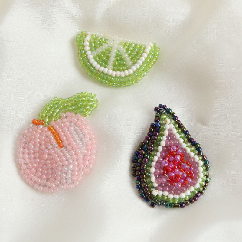 Broches pêche figue et citron vert réalisées en broderie perlée