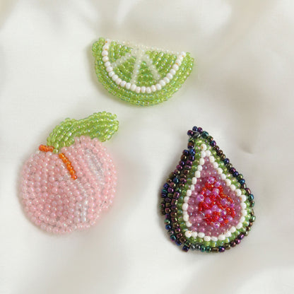 Broches pêche figue et citron vert réalisées en broderie perlée