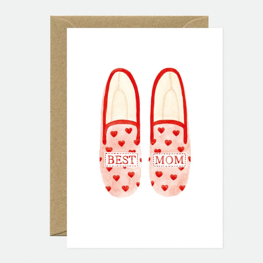 Carte Best Mum Slippers illustrée de chaussons à petits cœurs rouges avec l’inscription Best Mom