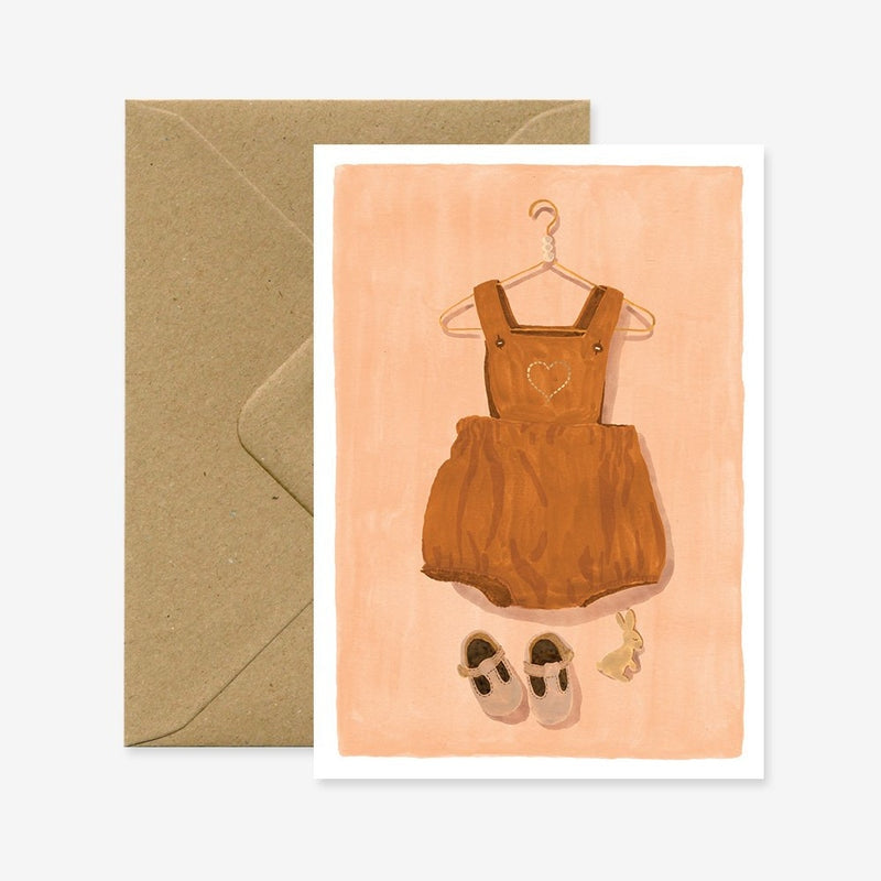 Carte de naissance Overall Cognac Baby illustrée d’une salopette, de petits chaussons et d’un lapin