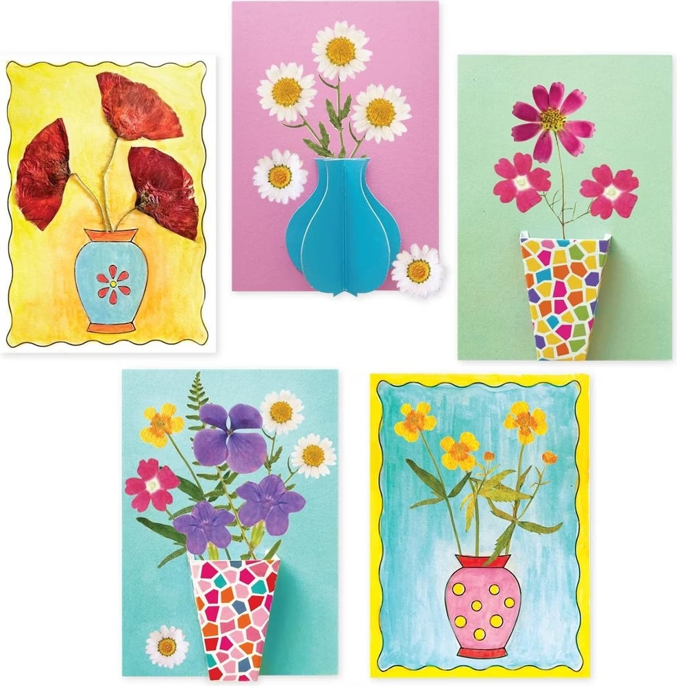 Cartes décoratives créées avec fleurs naturelles pressées