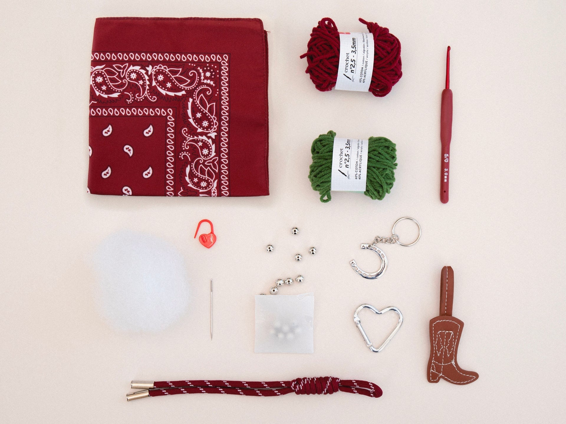 accessoires crochetés cerise et dé à jouer à accrocher sur un sac