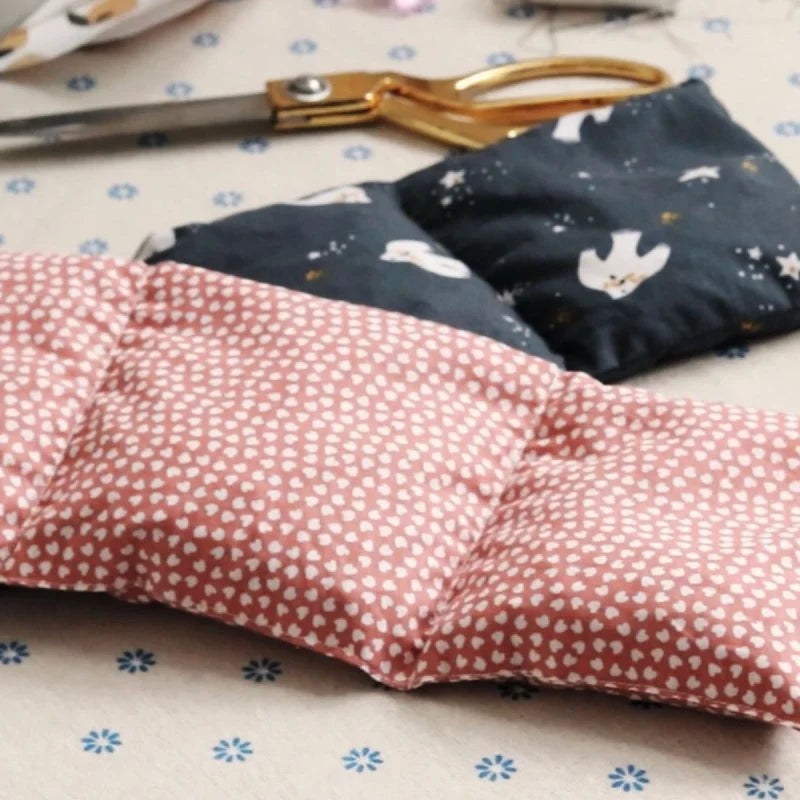 Kit DIY Couture – Bouillotte Bien-être Motif Hirondelles aux Noyaux de Cerises LA PETITE EPICERIE