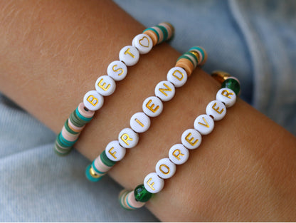Fabrication de bracelets personnalisés avec perles lettres