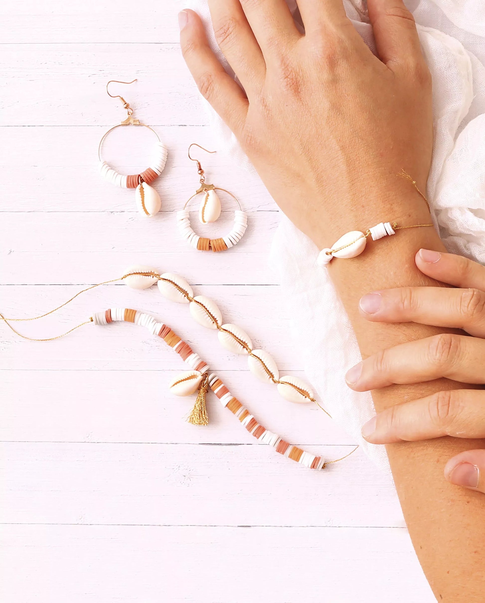 Activité créative pour fabriquer des bijoux bohèmes tendance