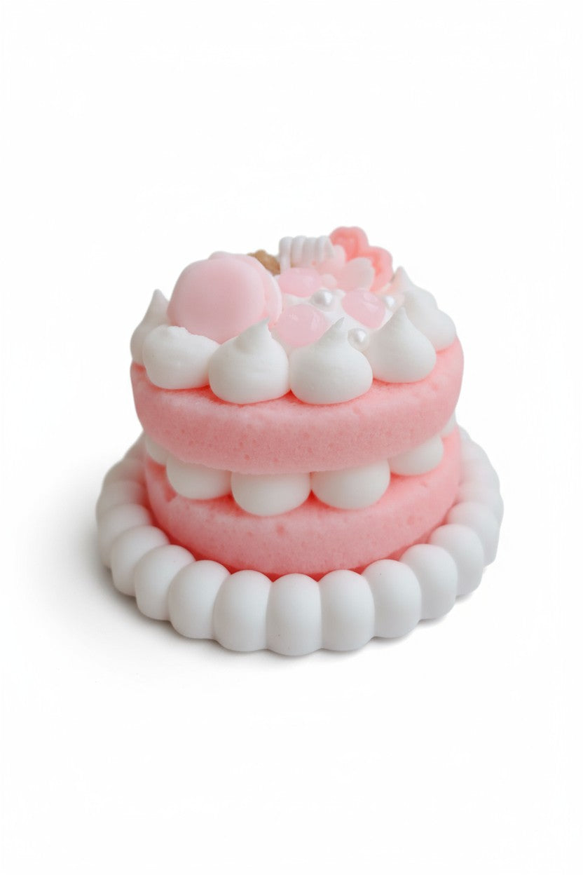Détail de la Bougie Gâteau Enchanté. Chantilly en cire réaliste, design kawaii et raffiné.