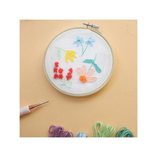 Création murale fleurie réalisée en punch needle