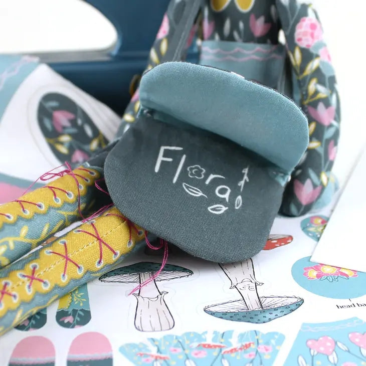 Kit de Couture Dolly – Flora la Butineuse & son Livre des Champignons (Miss Ella) | Coton bio & articulations Miss Ella