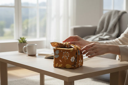 Gros plan sur les motifs d’automne du Furoshiki en coton, feuilles et couleurs chaudes