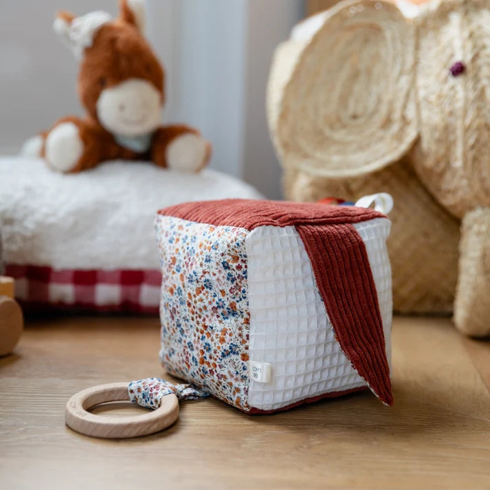 Kit Couture Cube d’Éveil Bébé “Mathéo” – Jouet Sensoriel Liberty Fabrics DIY Com'1 Idée