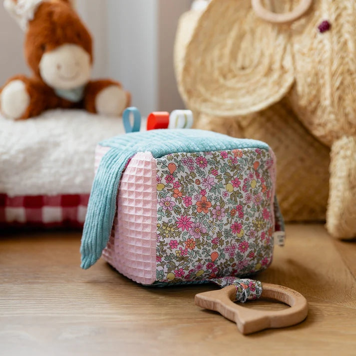 Kit Couture Cube d’Éveil Bébé “Charline” – Jouet Sensoriel Liberty Fabrics DIY Com'1 Idée