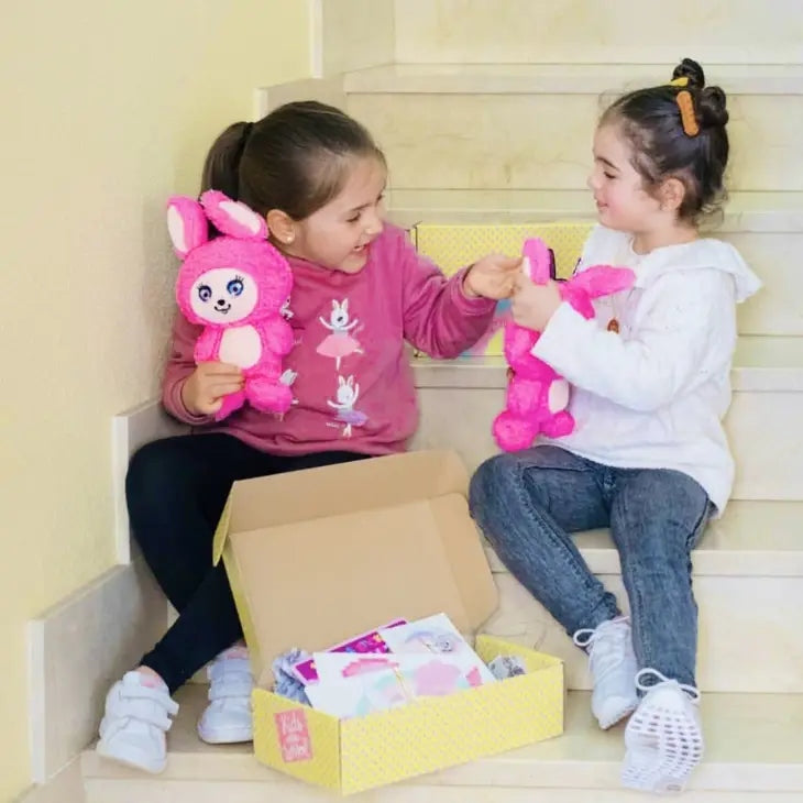 Enfant découvrant la Box Lapin Rita