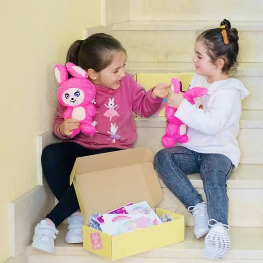 Enfant découvrant la Box Lapin Rita