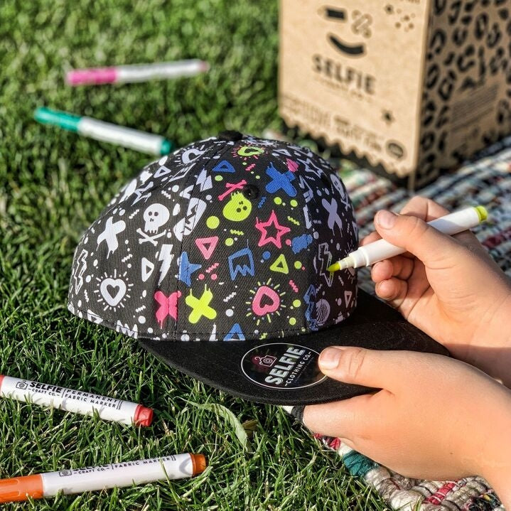 Casquette Snapback Graffiti à colorier – Kit créatif enfant avec 6 feutres textile Selfie Craft Co