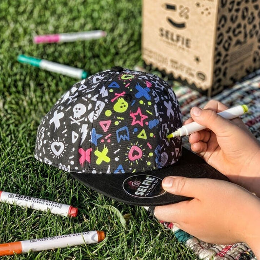 Casquette Snapback Graffiti à colorier – Kit créatif enfant avec 6 feutres textile Selfie Craft Co