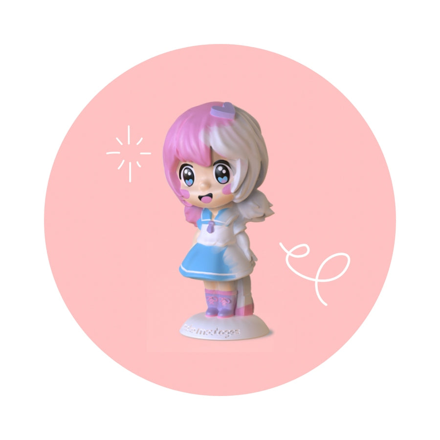 Enfant en train de mouler et peindre les figurines kawaii avec le kit créatif Mako Moulages Mes Amis Kawaii