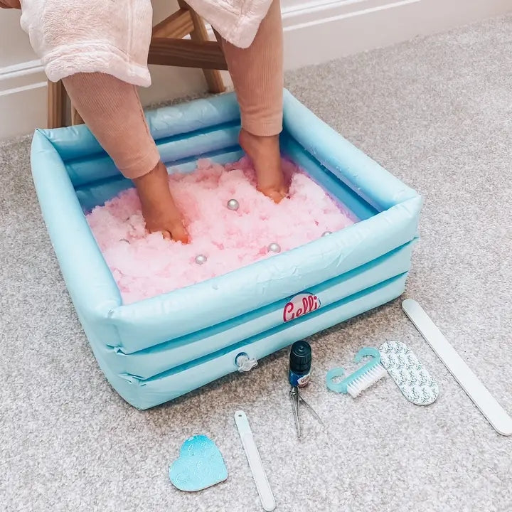 Enfant s’amusant avec le spa gonflable Gelli Zimpli Kids à la maison