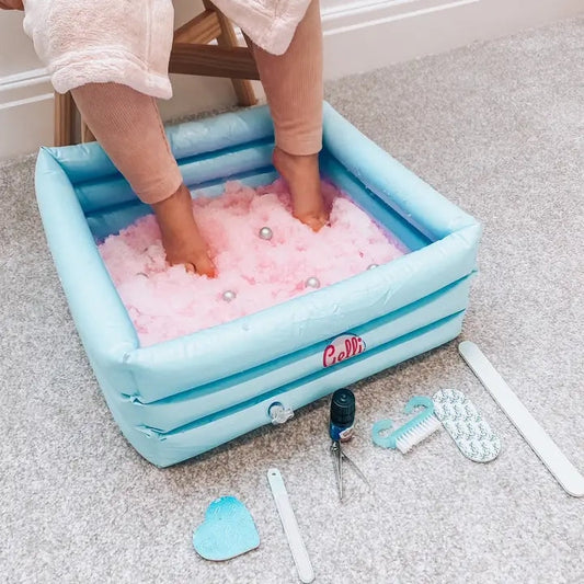 Enfant s’amusant avec le spa gonflable Gelli Zimpli Kids à la maison