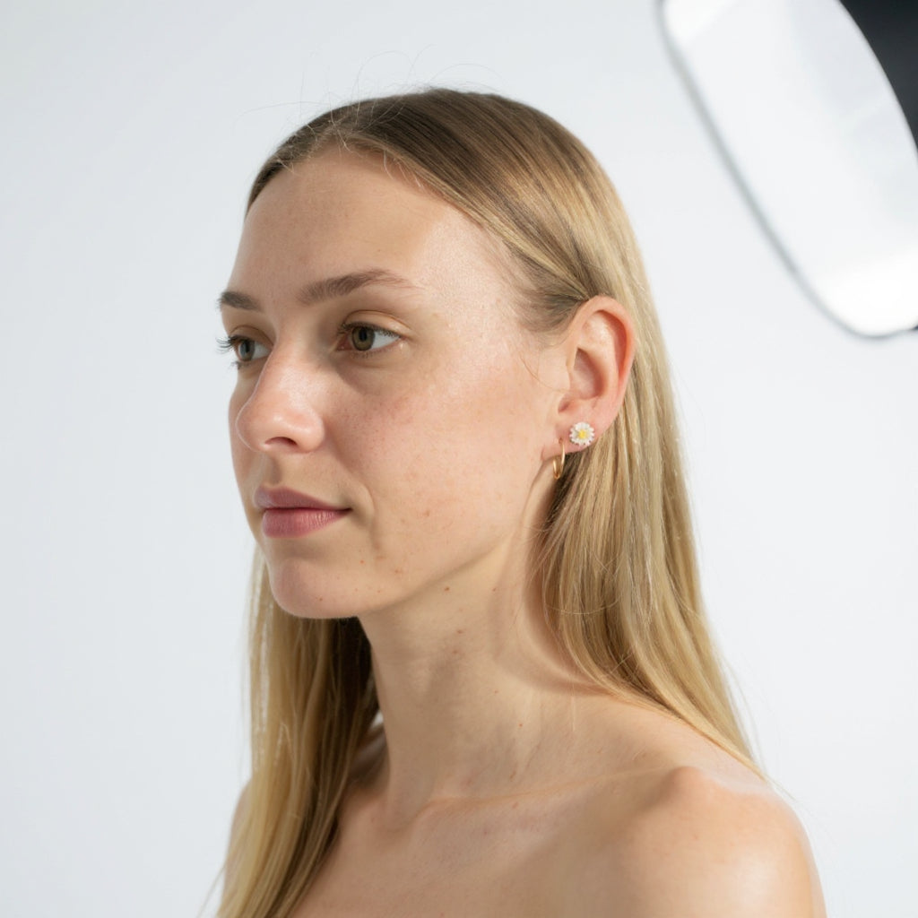Boucles d’oreilles Pâquerette en porcelaine – Bijou bohème délicat | La Petite Épicerie LA PETITE EPICERIE