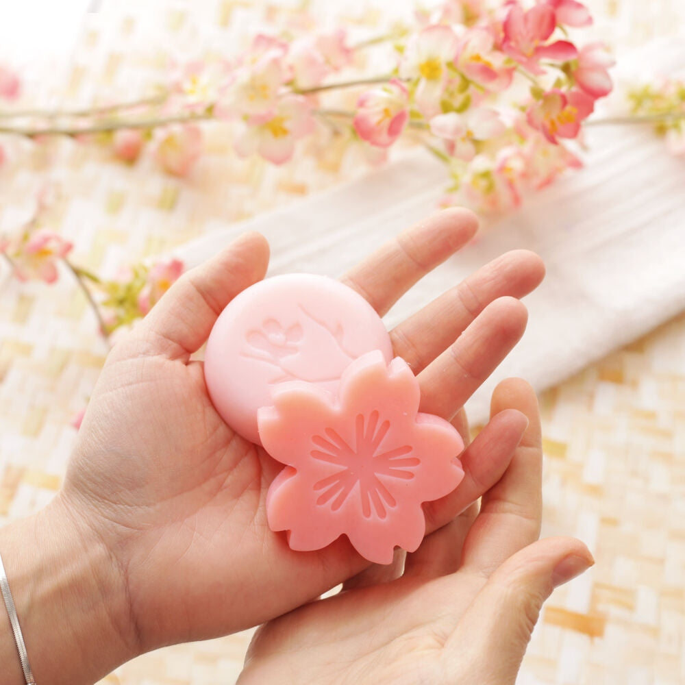 Kit DIY 4 Savons Fleur de Cerisier disponible chez Joy Cadeaux pour les amateurs de créations parfumées et relaxantes