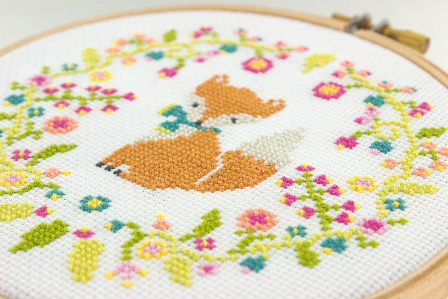 Kit Point de Croix “Roxy” – Kit Broderie Débutant avec Tambour Bois Com'1 Idée