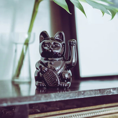 Maneki-Neko noir brillant de profil – déco japonaise moderne