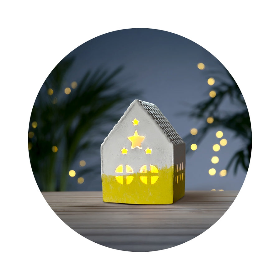 Maison lumineuse DIY utilisée comme décoration de Noël avec effet lumineux