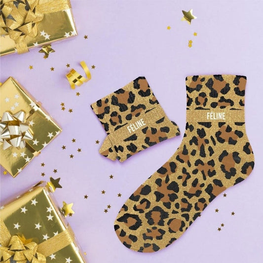 Inscription FÉLINE sur chaussettes pailletées