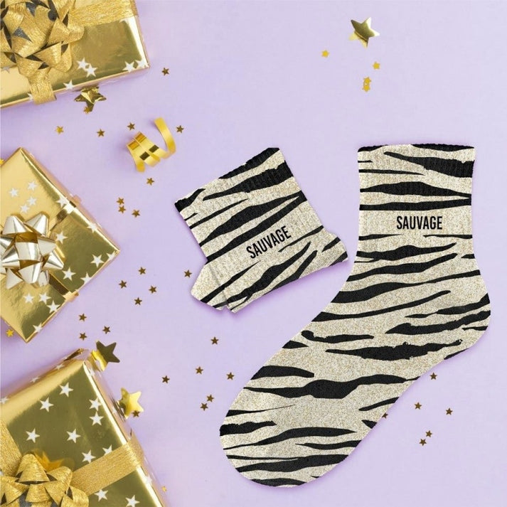 Inscription SAUVAGE sur chaussettes pailletées