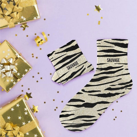 Inscription SAUVAGE sur chaussettes pailletées