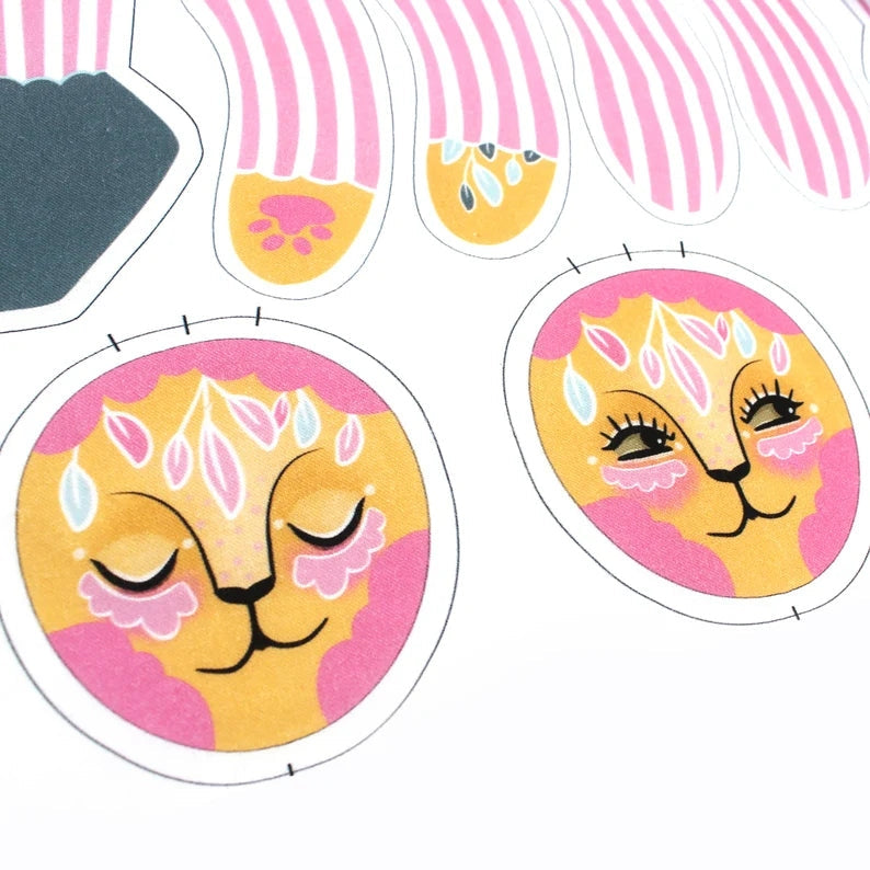 Kit de Couture Dolly – Poupée Lion du Cirque Auroara (Miss Ella) | Coton bio, articulations & cuir vegan Miss Ella