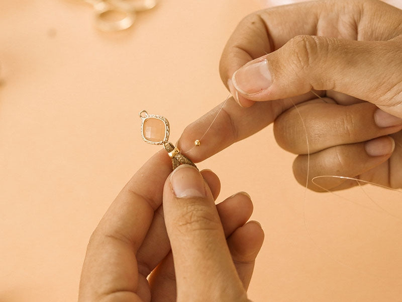Perles ambre verre et accessoires du kit bracelet wrap