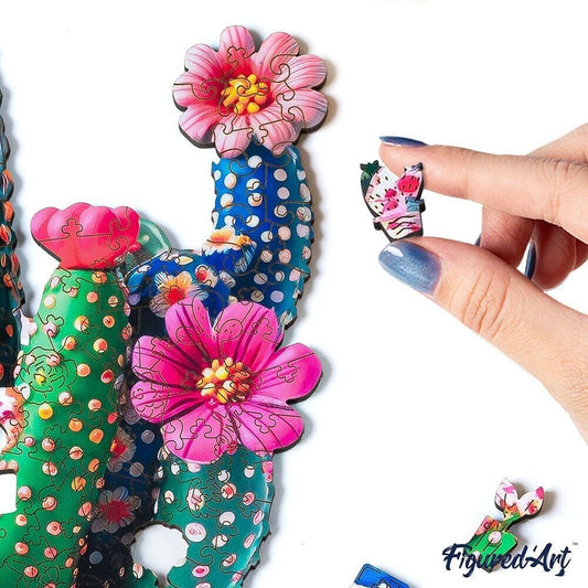 Détail des pièces en bois aux formes variées et colorées