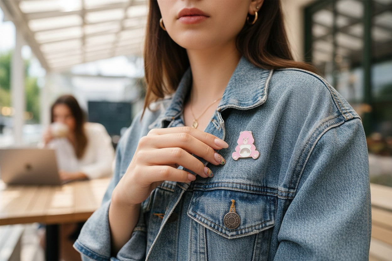 Pin’s Care Bears Arc-en-ciel – Bisounours rose envoyant des arcs-en-ciel studio inktvis