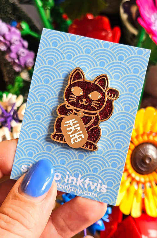 Pin’s Maneki Neko doré – Chat porte-bonheur japonais émaillé studio inktvis