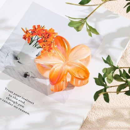 Pince à cheveux fleur Nina ⌀8 cm – Grande pince crabe élégante et tendance JOY!