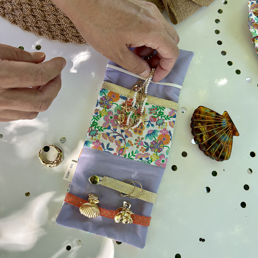 Kit petite pochette bijoux Gaïa – Kit couture DIY Liberty Fabric Com'1 Idée