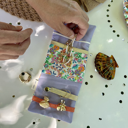 Kit petite pochette bijoux Gaïa – Kit couture DIY Liberty Fabric Com'1 Idée