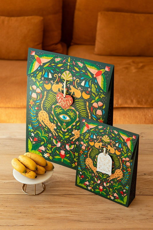 Pochette cadeau Green Jungle utilisée pour emballer des cadeaux d’anniversaire noël 