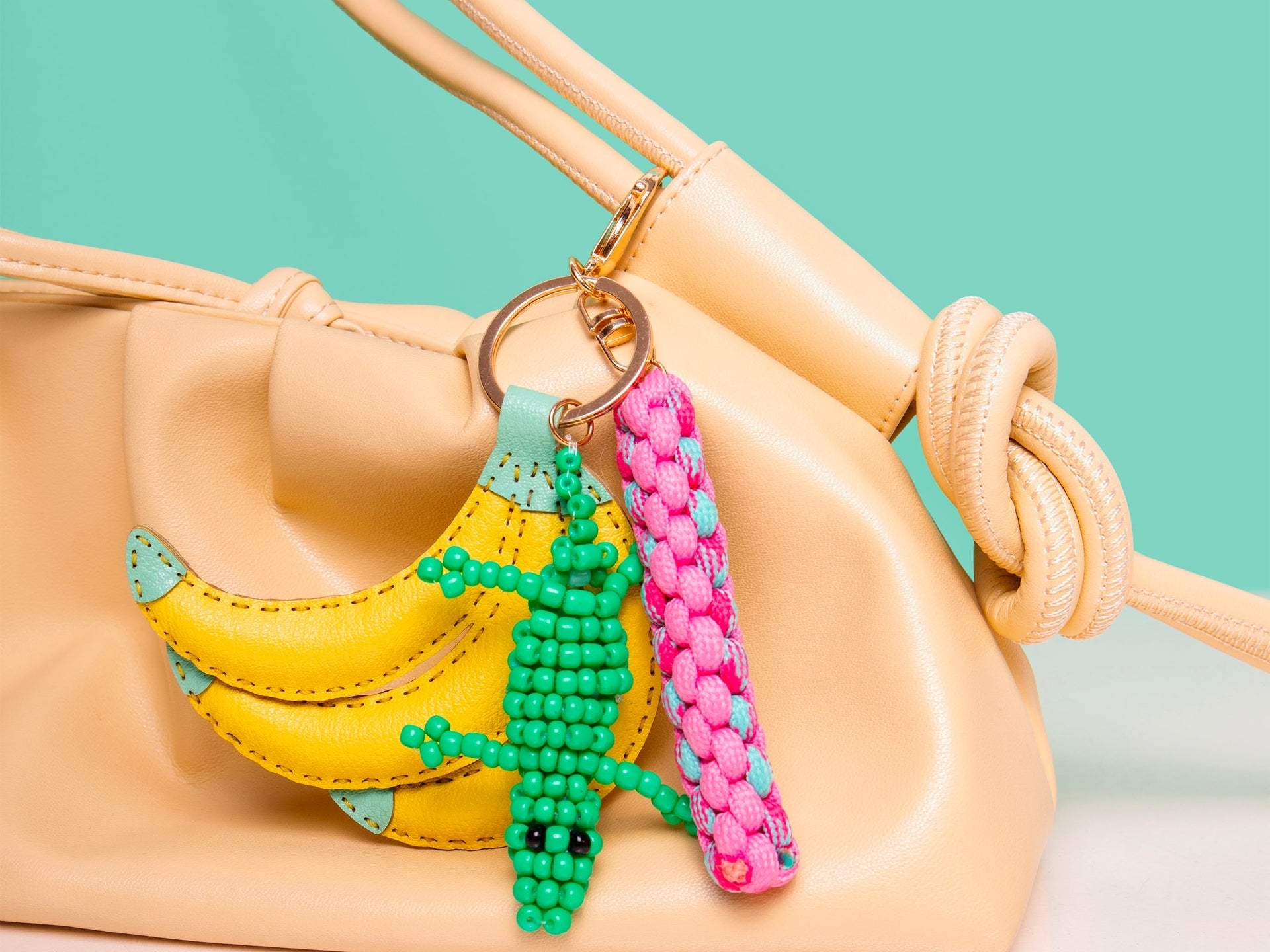 Bag charm banane coloré réalisé avec le kit créatif Tropical Juice