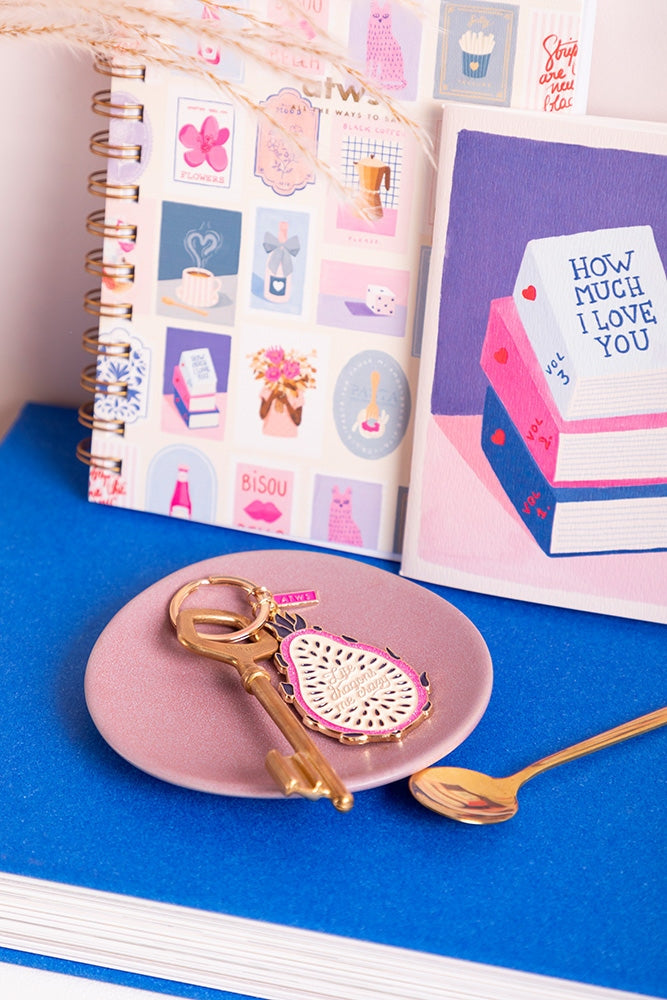 Porte-clés Dragon Fruit en émail doré – accessoire tropical fun All the ways to say