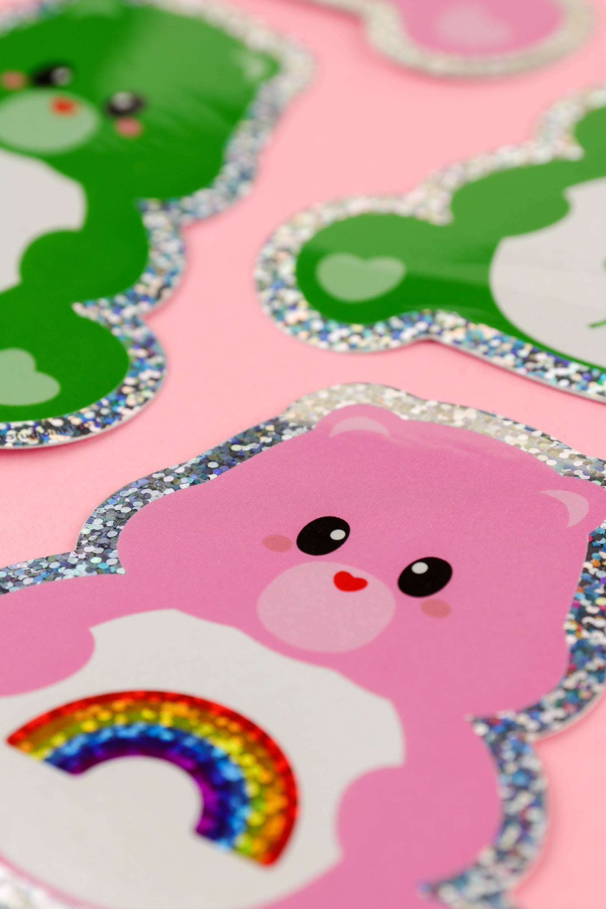 Sticker Pailleté Care Bear Bonne Chance – Autocollant Kawaii Glitter Studio Inktvis B.V.