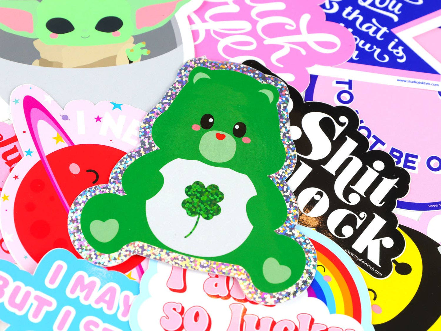 Sticker Pailleté Care Bear Bonne Chance – Autocollant Kawaii Glitter Studio Inktvis B.V.