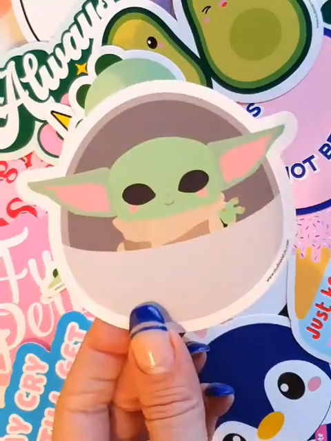 Sticker Baby Yoda Grogu Star Wars – Autocollant Kawaii Mandalorian Studio Inktvis B.V.