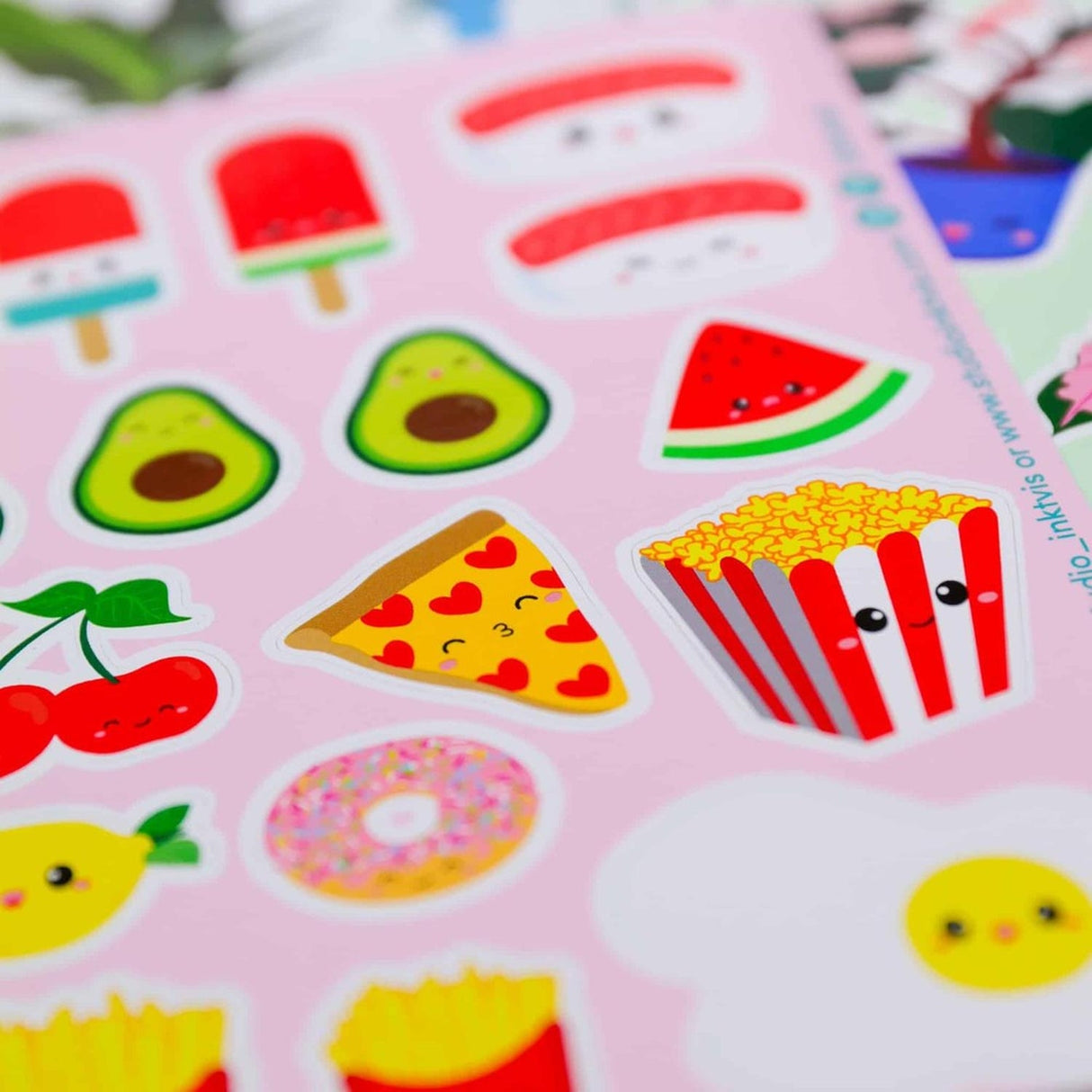 Planche de stickers Sushi, fruits & fast-food kawaii – Autocollants A6 (20 stickers) studio inktvis